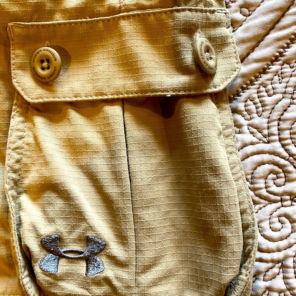 Under Armour boys cargo shorts, size youth medium